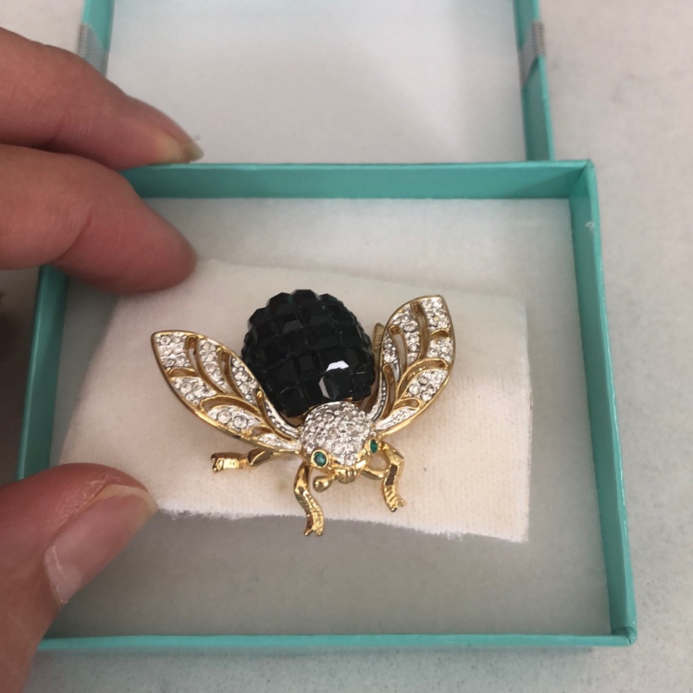 Vintage crystal brooch!